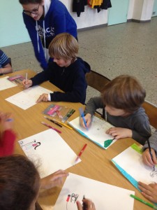 Les élèves de l'école primaire Avé Maria dessinent leurs loisirs pour les enfants de Casablanca.